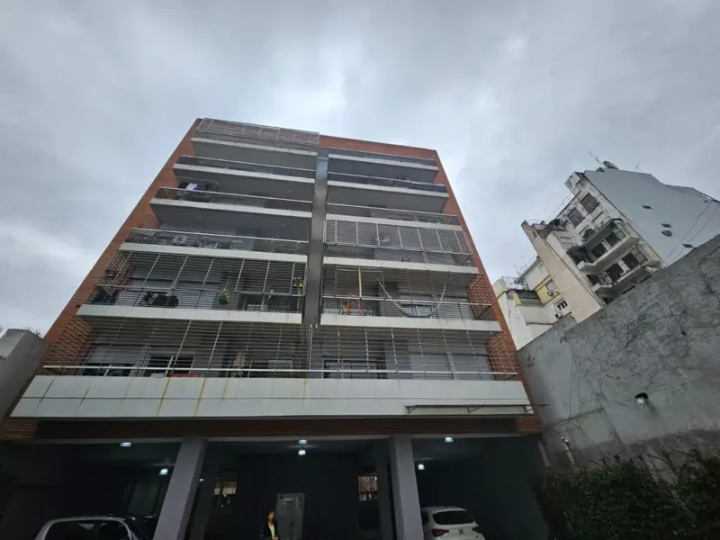 Granaderos 400, Piso 1